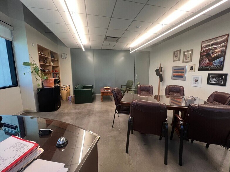 More Photos Of 3220 Winona Ave, Burbank Research And Development For Lease