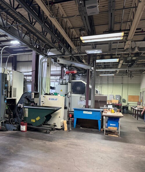 More Photos Of 5191 27th Ave, Rockford Manufacturing For Lease