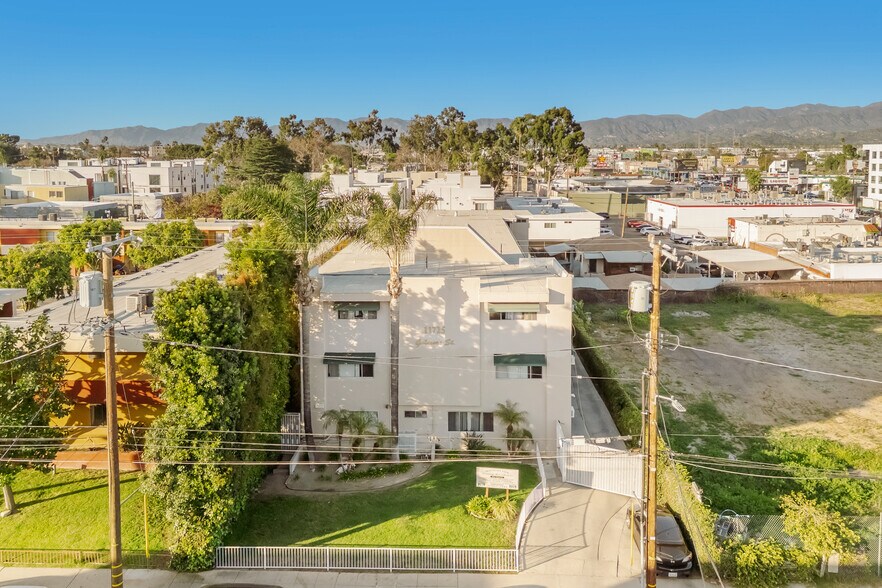 Primary Photo Of 11725 Gilmore St, North Hollywood Apartments For Sale