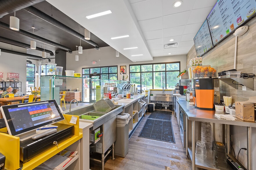 More Photos Of 5229 Madison Rd, Cincinnati Storefront Retail Office For Lease