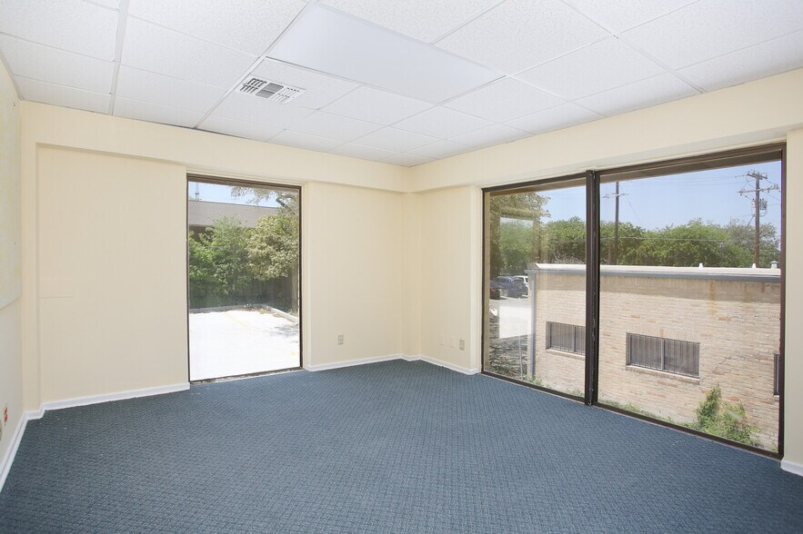 More Photos Of 4139 Gardendale St, San Antonio Office For Sale