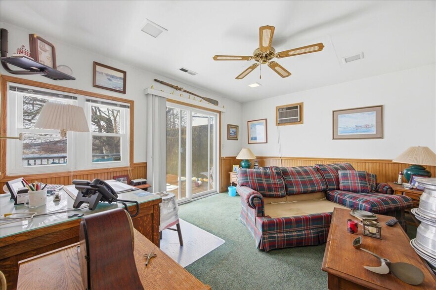 More Photos Of 53 Thames St, Groton Marina For Sale