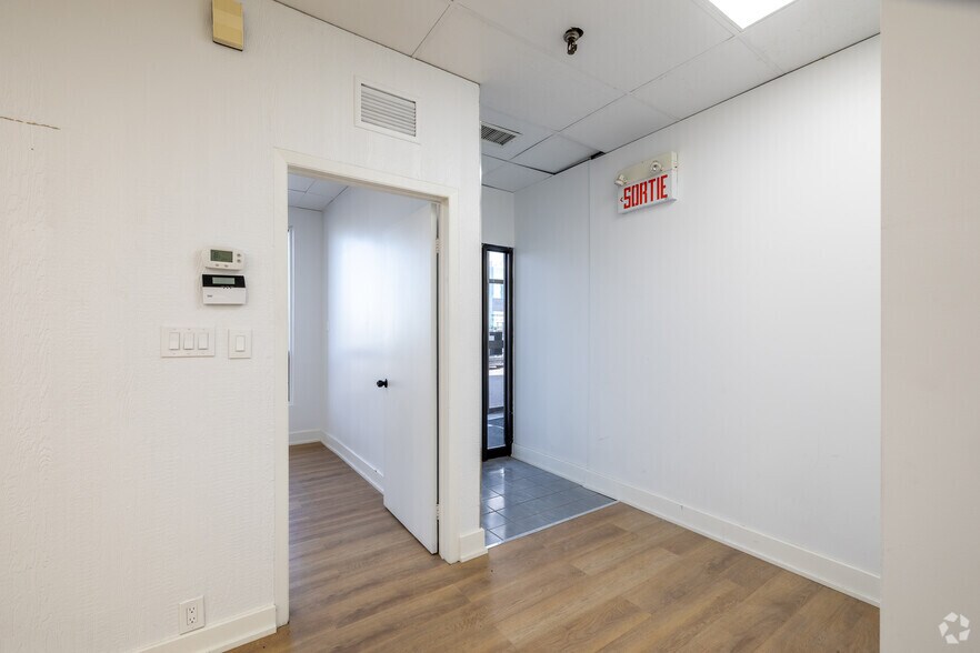 More Photos Of 1420-1490 Rue Beaulac, Saint-Laurent Light Distribution For Lease