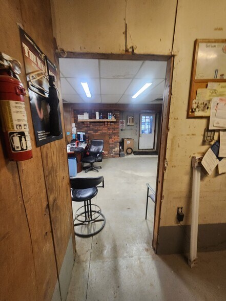 More Photos Of 217 Steedly Dr, Louisville Light Distribution For Sale