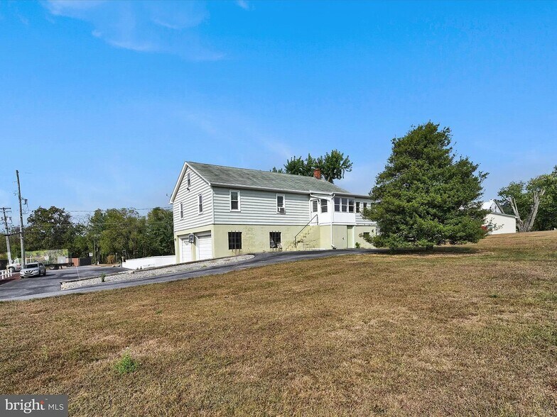 More Photos Of 3665 Mountain Rd, Hamburg Flex For Lease