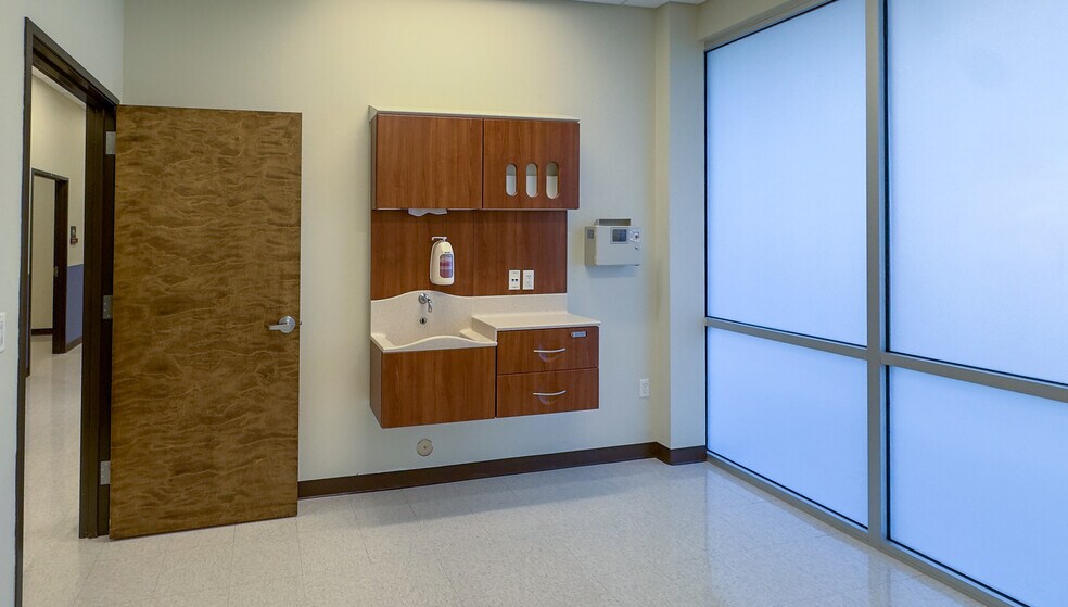More Photos Of 7400 Helen Of Troy, El Paso Medical For Lease