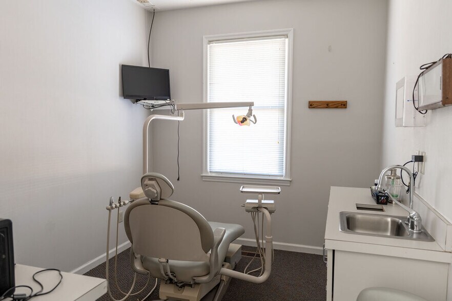 More Photos Of 607 Bluebird Blvd, Fort Valley Office For Sale