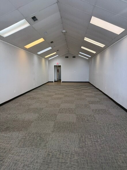 More Photos Of 525-1100 N Elm St, Denton Storefront For Lease