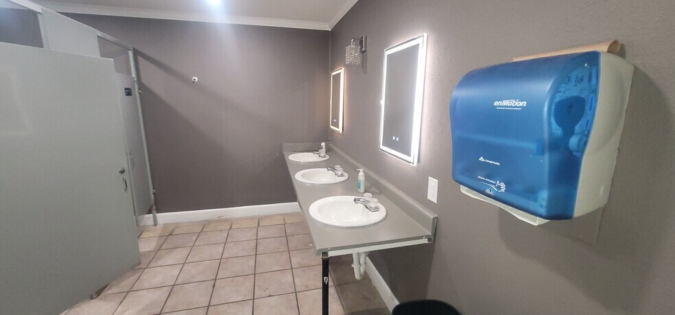 More Photos Of 3646-3678 Culebra Rd, San Antonio Unknown For Lease