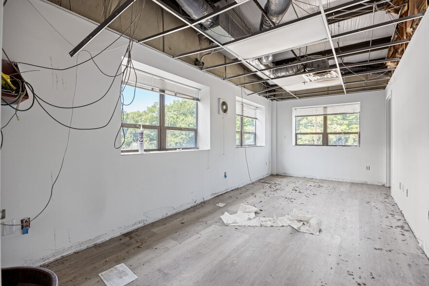 More Photos Of 2000 S Delphine Ave, Lyndhurst Warehouse For Lease