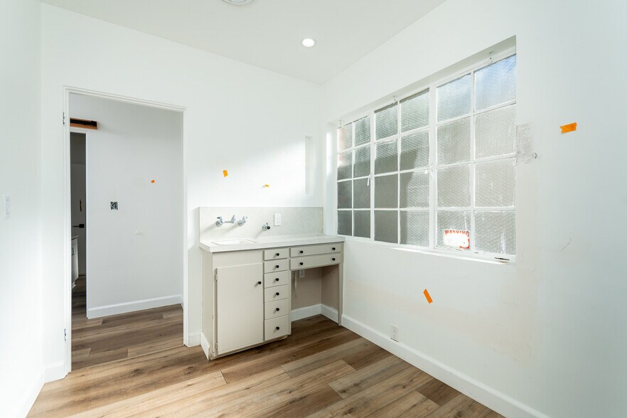 More Photos Of 2028 Lake Ave, Altadena Office For Sale