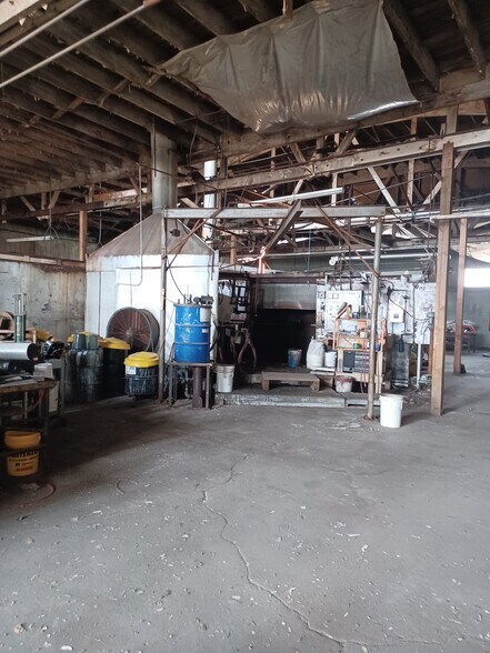 More Photos Of 419 S Broad St, Klamath Falls Light Distribution For Sale