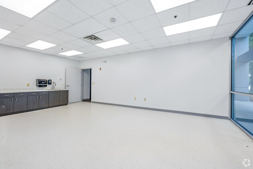 More Photos Of 125 Southside Ct, McDonough Distribution For Lease