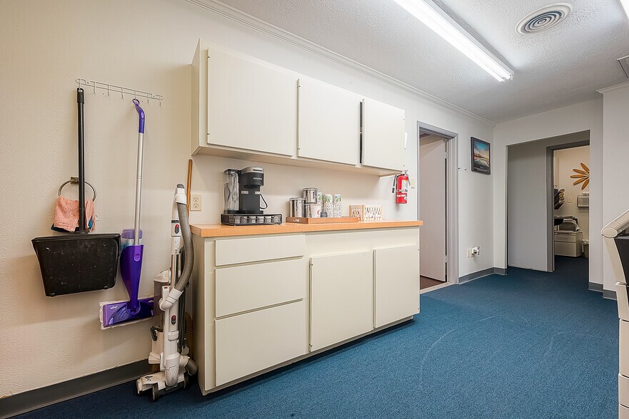 More Photos Of 208-214 E X St, Deer Park Medical For Lease