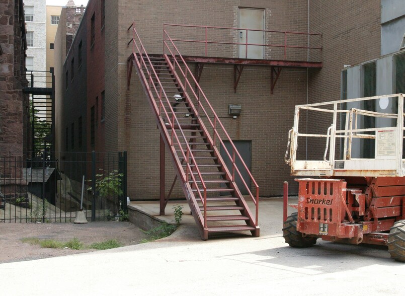 More Photos Of 915 Main St, Hartford Apartments For Lease