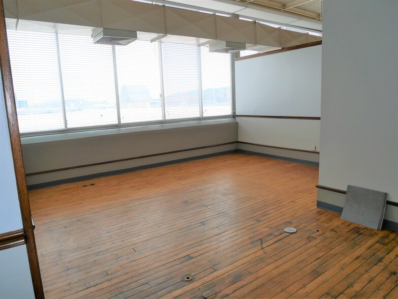 More Photos Of 105 Maple St, Rossville Light Distribution For Sale