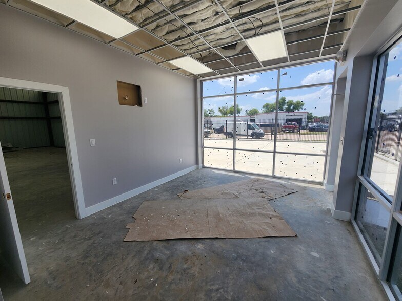 More Photos Of 9334 Ronda Ln, Houston Industrial For Lease