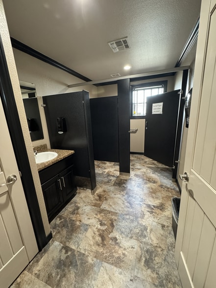 More Photos Of 12104 US-59, Victoria Industrial For Lease