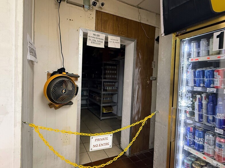 More Photos Of 4389 University Blvd S, Jacksonville Service Station For Sale