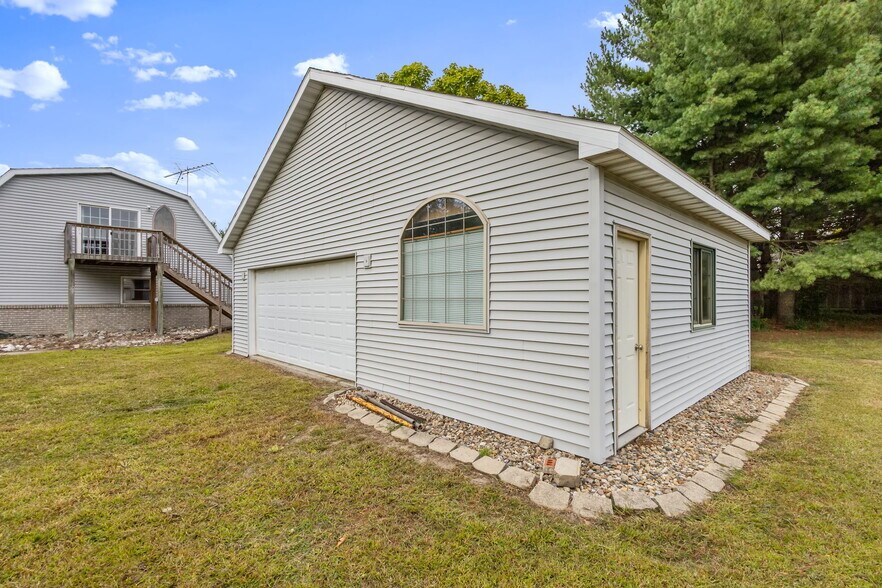 More Photos Of 2507 E 1100 N, Demotte Apartments For Sale