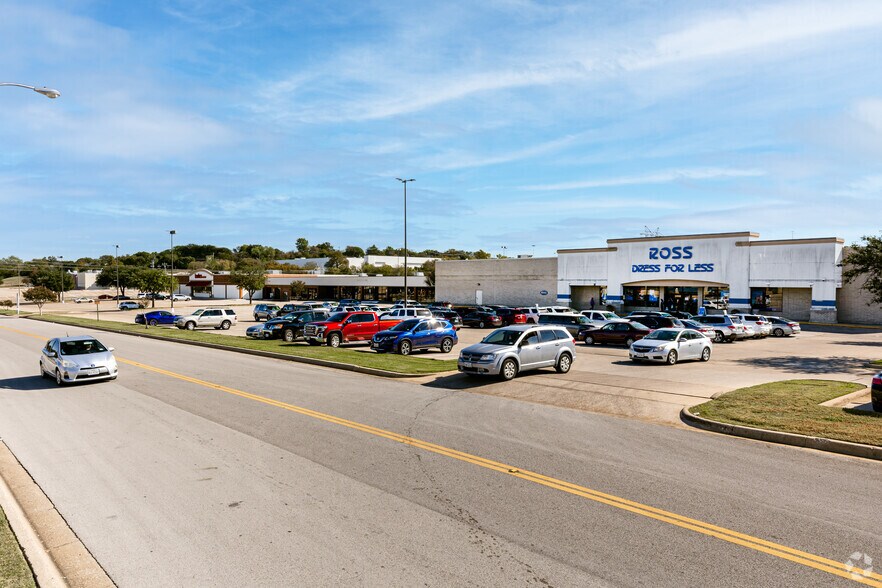 More Photos Of 6801-7049 Ridgmar Meadow Rd, Fort Worth Unknown For Lease