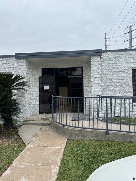More Photos Of 4950 Terminal St, Bellaire Freestanding For Lease