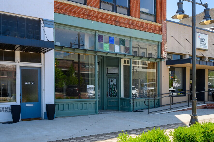 More Photos Of 120 W Main St, Denison Storefront Retail Office For Lease