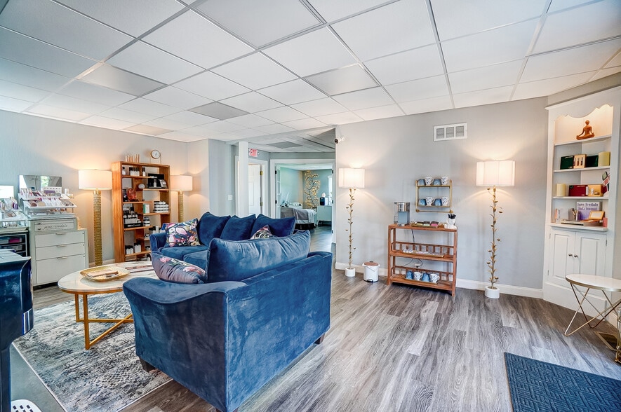 More Photos Of 235 W Franklin St, Centerville Storefront Retail Office For Lease