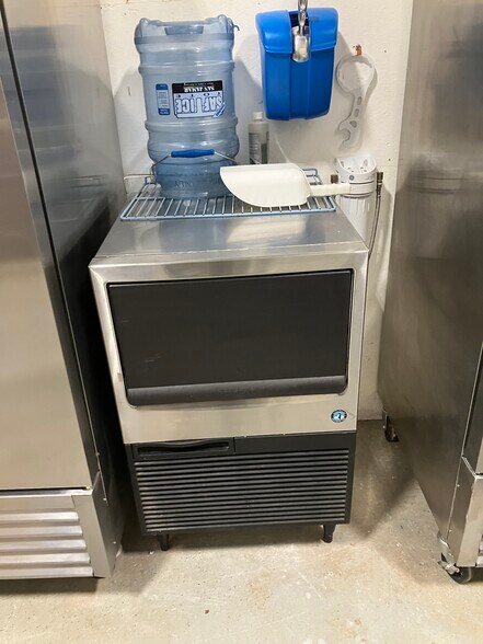 More Photos Of 74 N Washington St, Oxford Freestanding For Sale