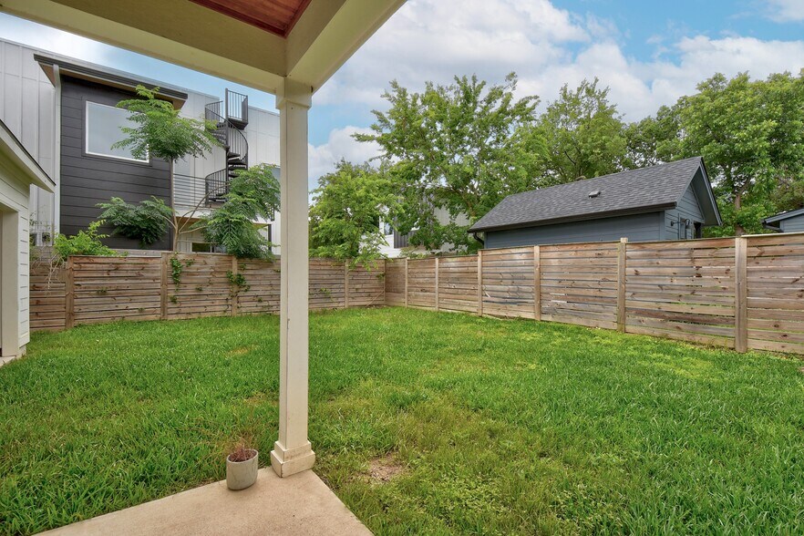 More Photos Of 4005 A/B Clawson Rd, Austin Specialty For Sale
