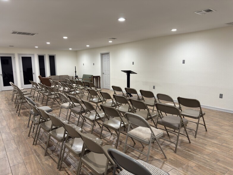 More Photos Of 618 Baca St, Houston Religious Facility For Sale