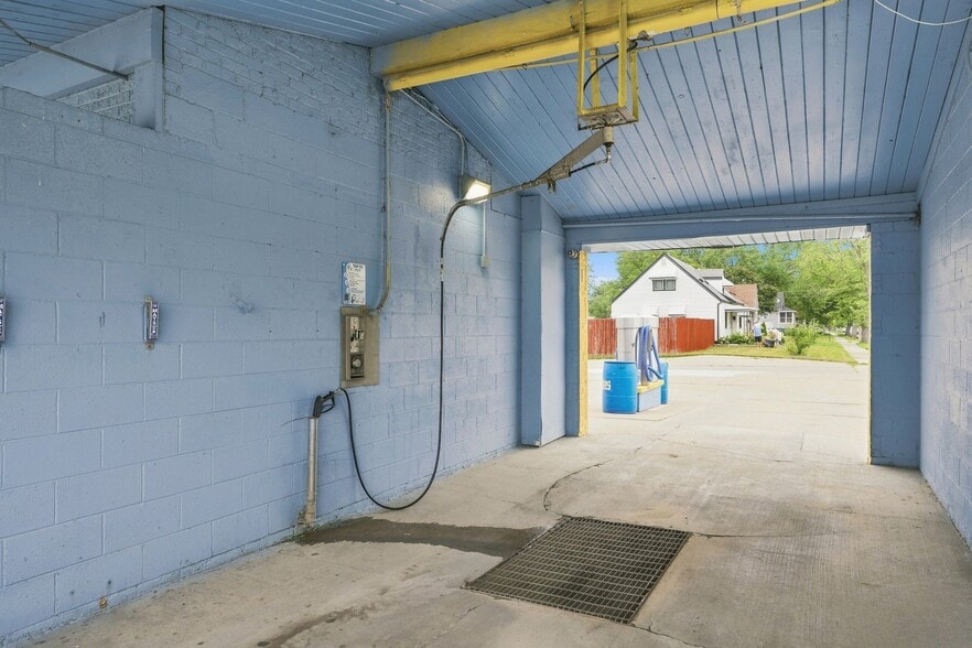 More Photos Of 636 Southfield Rd, Lincoln Park Carwash For Sale