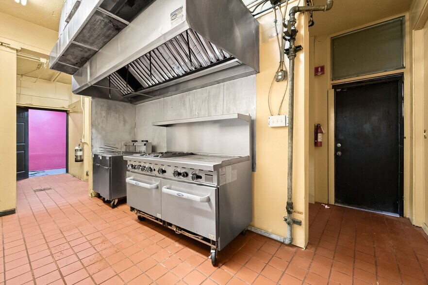 More Photos Of 2731-2739 E Oakland Park Blvd, Fort Lauderdale Storefront Retail Office For Lease