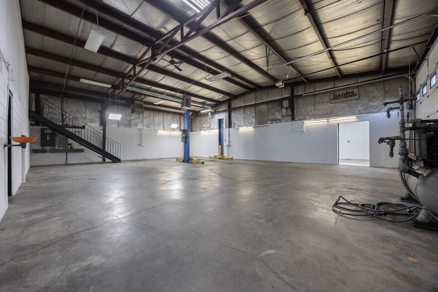More Photos Of 1245 Memory Ln, Columbus Warehouse For Lease