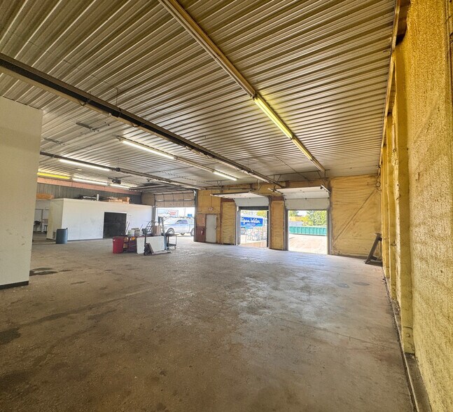 More Photos Of 3400-3601 Brennen Dr, Peru Warehouse For Lease