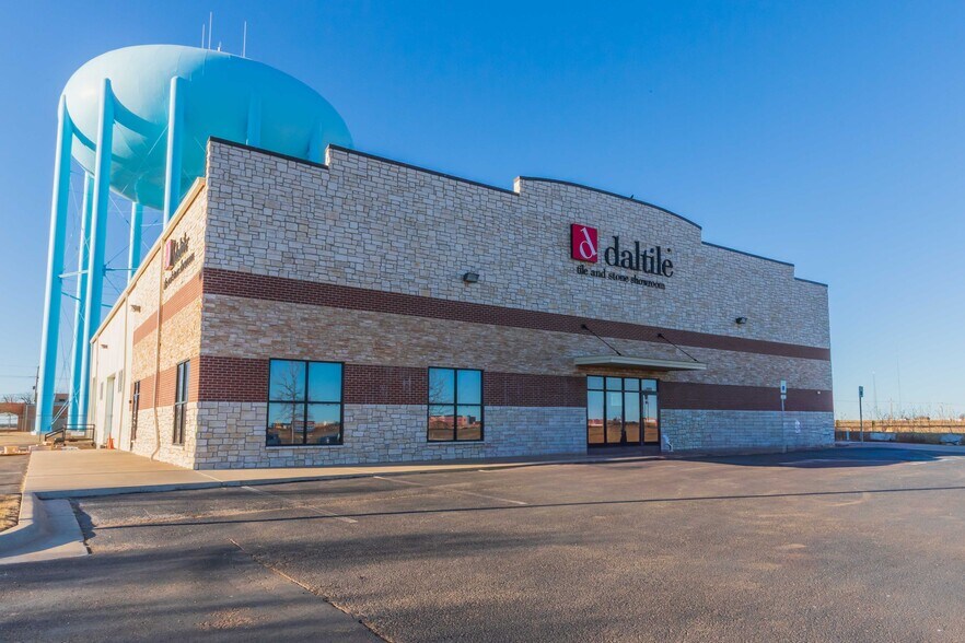 More Photos Of 9005 Roach Dr, Amarillo Showroom For Lease