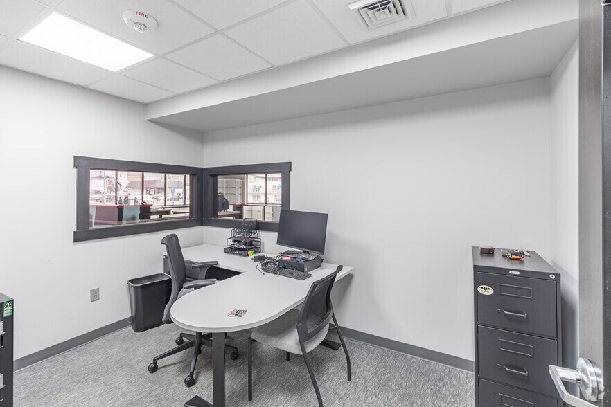 More Photos Of 875 W Chestnut St, Washington Restaurant For Sale