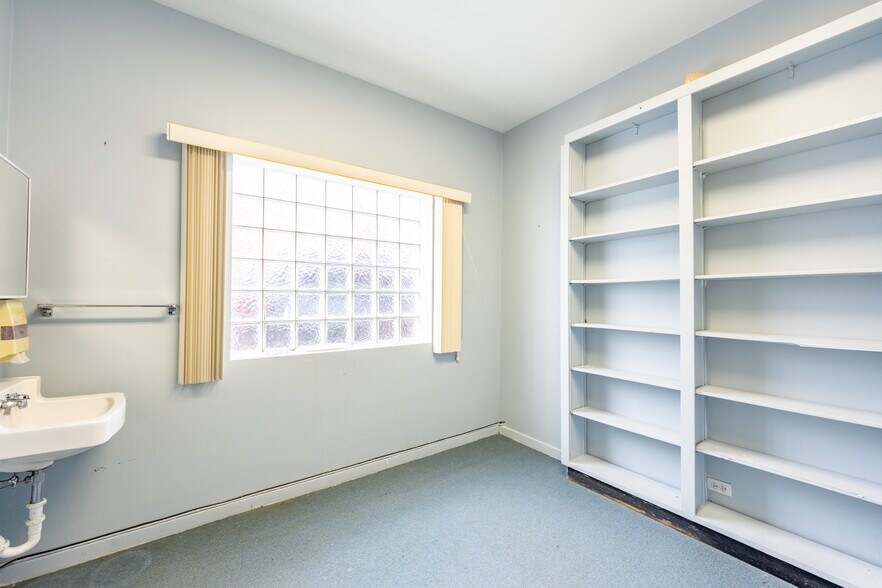 More Photos Of 5355-5365 W Devon Ave, Chicago Storefront For Lease