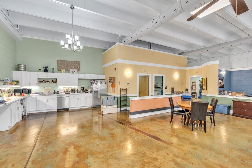 More Photos Of 518 W North 1st St, Seneca Storefront Retail Office For Sale