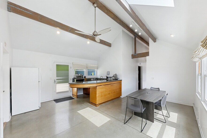 More Photos Of 22467 Pacific Coast Hwy, Malibu Freestanding For Sale