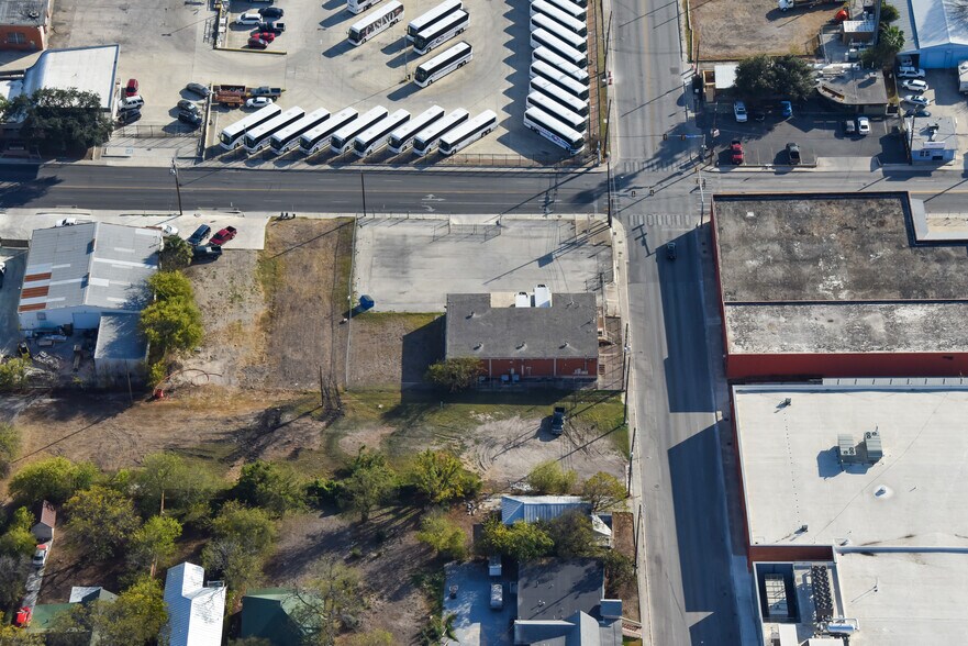 More Photos Of 1403 E Houston St, San Antonio Flex For Lease