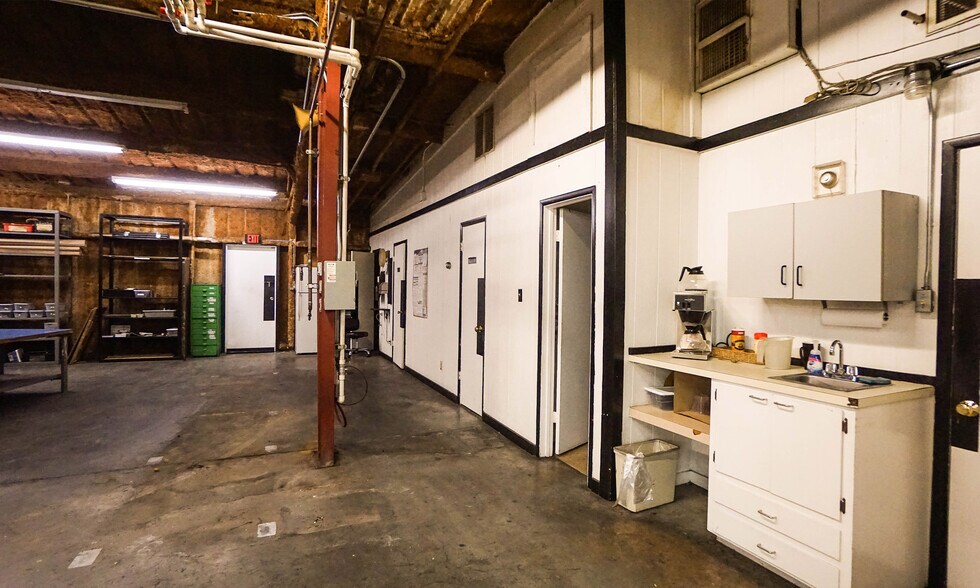 More Photos Of 1413 Sam Bass Rd, Round Rock Warehouse For Lease