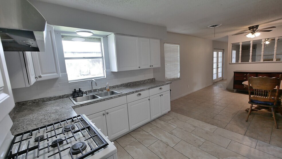 More Photos Of 7115 Satsuma Dr, Houston Unknown For Lease