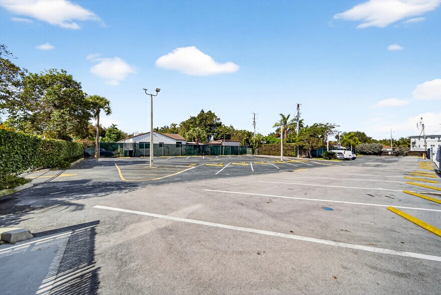 More Photos Of 7630 Biscayne Blvd, Miami Office For Lease