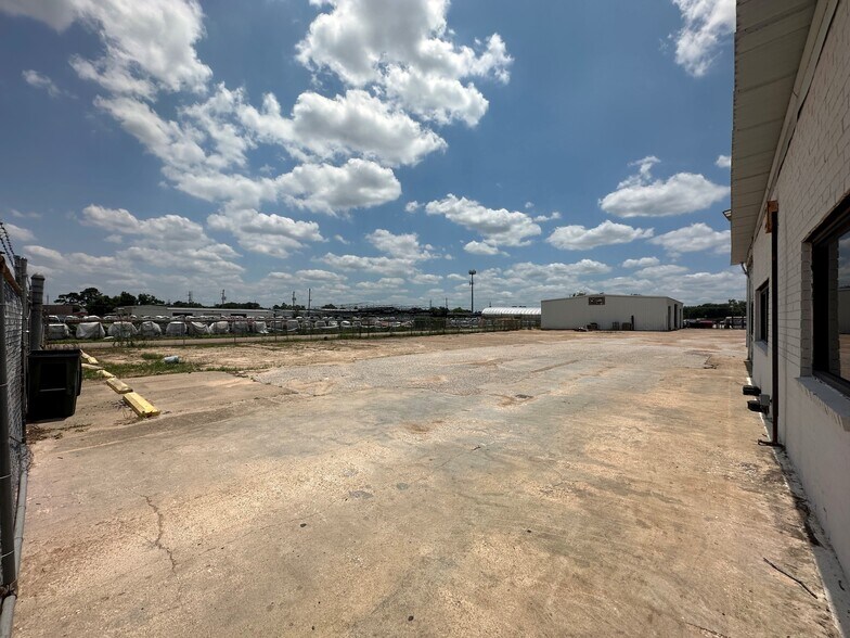 More Photos Of 1505 Brittmoore Rd, Houston Warehouse For Lease