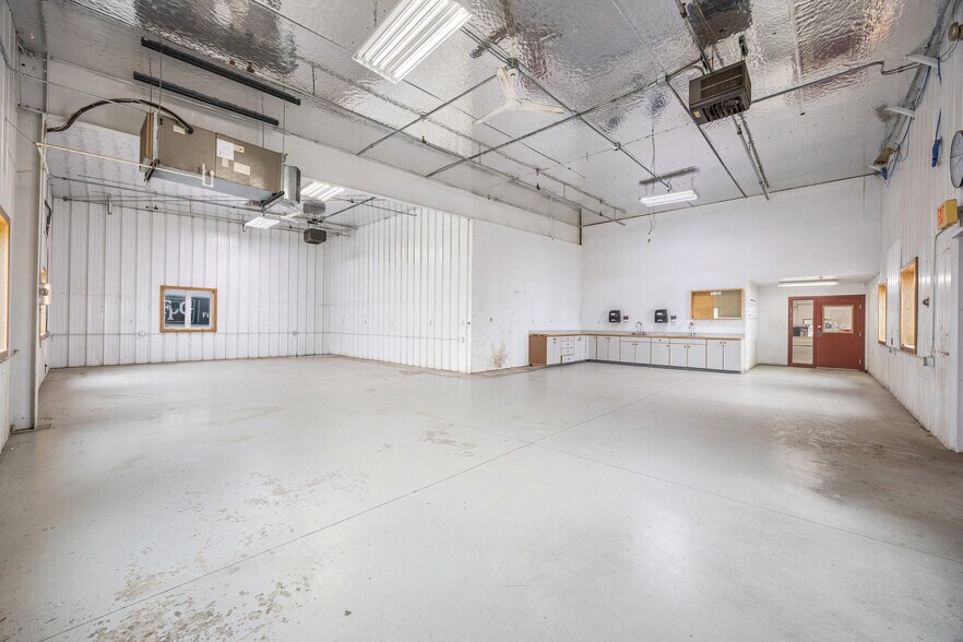 More Photos Of 3931 37th Ave SW, Fargo Manufacturing For Sale