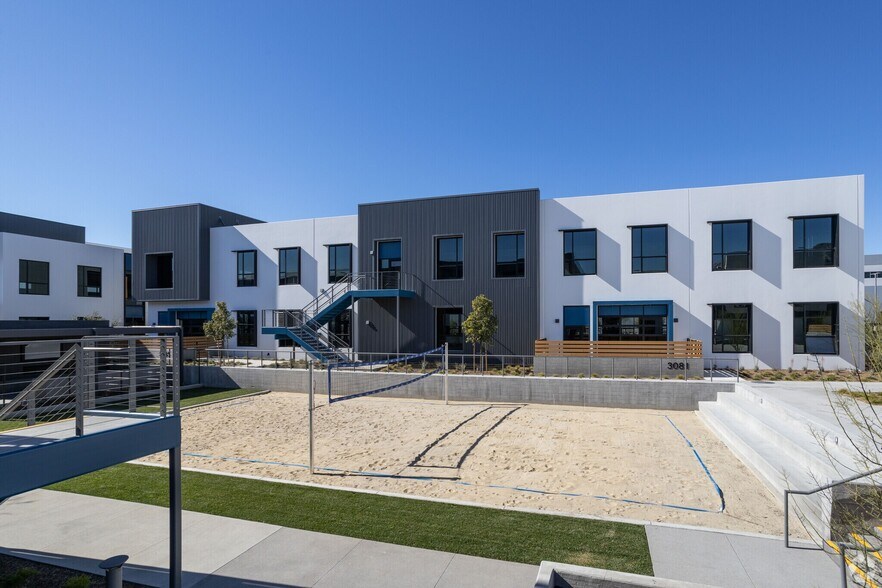More Photos Of 3071-3075 N Hollywood Way, Burbank Loft Creative Space For Lease