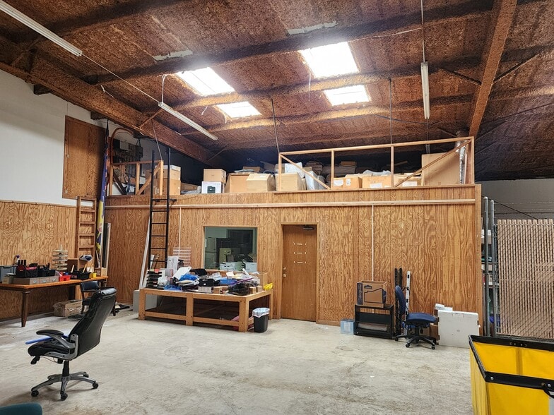 More Photos Of 1841 W Division St, Arlington Warehouse For Sale