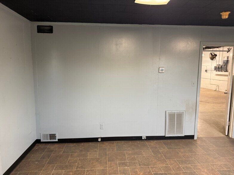 More Photos Of 630 Trindale Rd, Trinity Warehouse For Lease