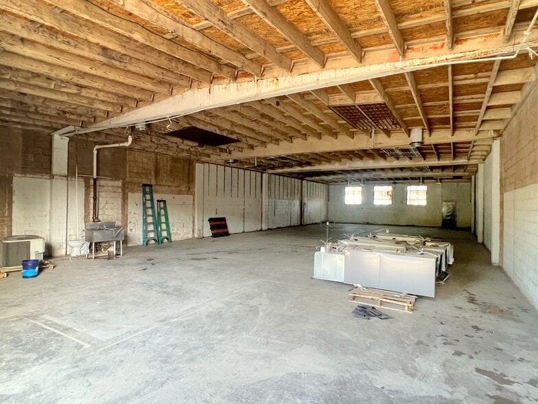 More Photos Of 3332 14th St, Los Angeles Warehouse For Lease